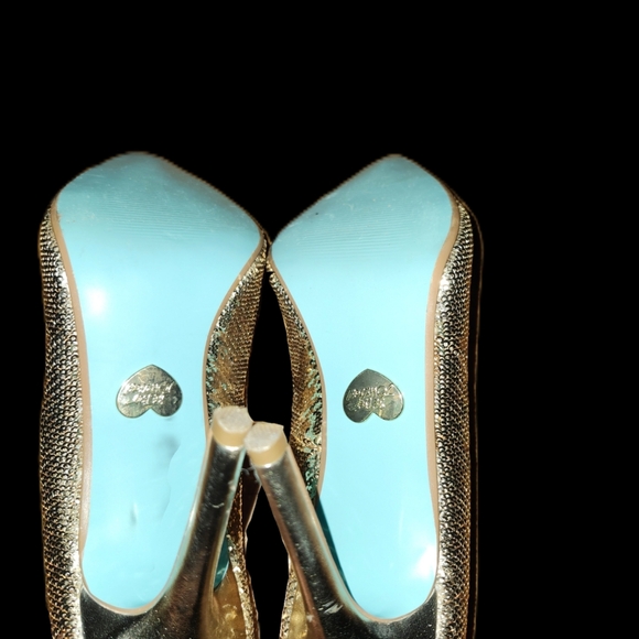 Betsey Johnson Glittering Gold Pumps - Picture 6 of 6